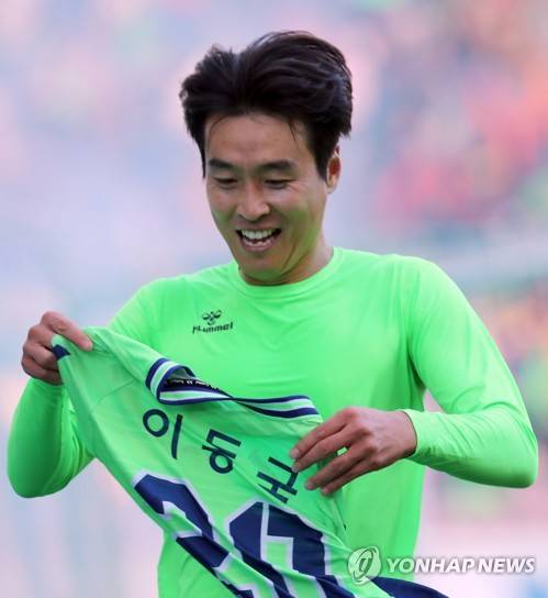 (전주=연합뉴스) 김동철 기자 = 29일 전주월드컵경기장에서 열린 K리그 클래식 전북 현대와 제주 유나이티드의 경기. 전북 이동국이 K리그 개인 통산 200골을 성공한 뒤 유니폼 상의를 벗고 세리머니하고 있다. 2017.10.29      sollenso@yna.co.kr
