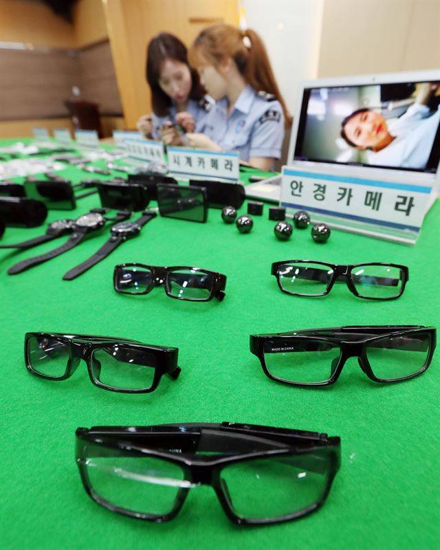 지난 8월 인천시 중구 인천본부세관에서 세관 직원들이 단속으로 압수한 ‘몰래카메라’를 공개하고 있다. 인천=연합뉴스.