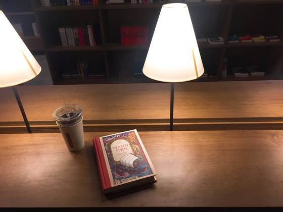 안전가옥의 라이브러리 내부. 조명이 설치된 긴 테이블에 커피 한 잔과 함께 판타지 소설 한 권을 골라 앉았다. 누구의 방해도 받지 않고 조용하게 책을 읽을 수 있는, 이름 그대로 안전가옥에 있다는 느낌을 받을 수 있었다. 윤경희 기자.