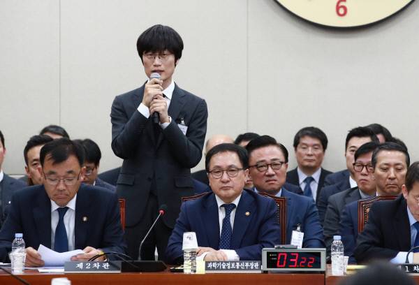 30일 국회에서 열린  과학기술정보방송통신위원회 종합감사에서 이해진 네이버 창업자 겸 글로벌 투자책임자가 의원들의 질문에 답변하고 있다. 연합뉴스