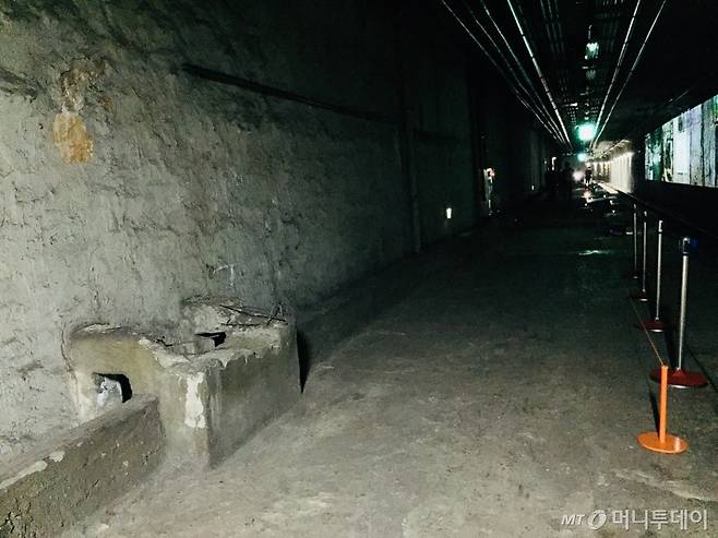 거친 표면과 미완성된 구조물이 그대로 남아있는 역 내부 /사진=남궁민 기자