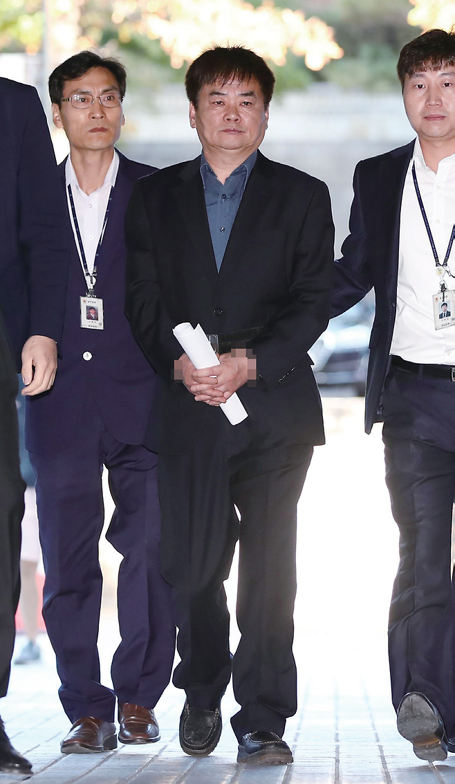 추선희 사무총장이 10월19일 구속 전 피의자 심문(영장실질심사)에 출석하기 위해 법정으로 향하고 있다. © 연합뉴스