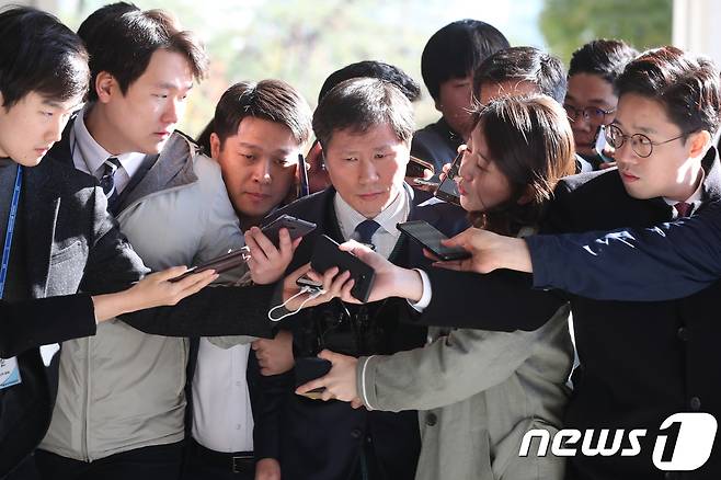 검찰에 체포된 안봉근 전 청와대 제2부속비서관이 31일 서울 중앙지검에 들어서며 취재진의 질문을 받고 있다. 2017.10.31/뉴스1 © News1 유승관 기자