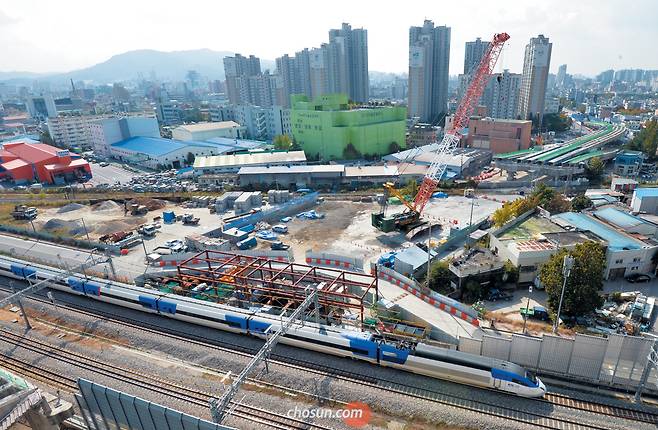 대전 홍도육교 철거공사 현장. 대전시는 지난 7월 20일부터 기존 육교를 철거하는 대신 삼성동~홍도동 1㎞ 구간을 왕복 6~8차로로 지하화하면서 확장하는 공사를 2019년말 완공 목표로 추진중이다.