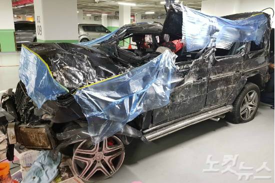 배우 김주혁 씨가 사고 당시 몰던 벤츠 G63 AMG(G바겐) 승합차. 이후 반파 상태로 서울 강남경찰서에 견인됐다. (사진=김광일 기자)