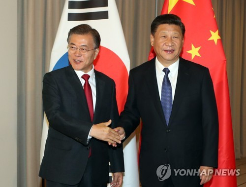 [연합뉴스 자료사진] 문재인 대통령과 시진핑 중국 국가주석이 7월 6일 오전(현지시간) 베를린 인터콘티넨탈 호텔에서 열린 한-중 정상회담에서 만나 악수하고 있다. 2017.7.6      scoop@yna.co.kr