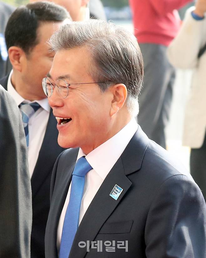 시정연설 위해 국회 도착한 문재인 대통령 | 인스티즈