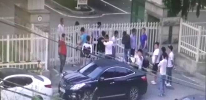 인천 ‘꼴망파’ 조직원 출소 장면. 인천지방경찰청 제공