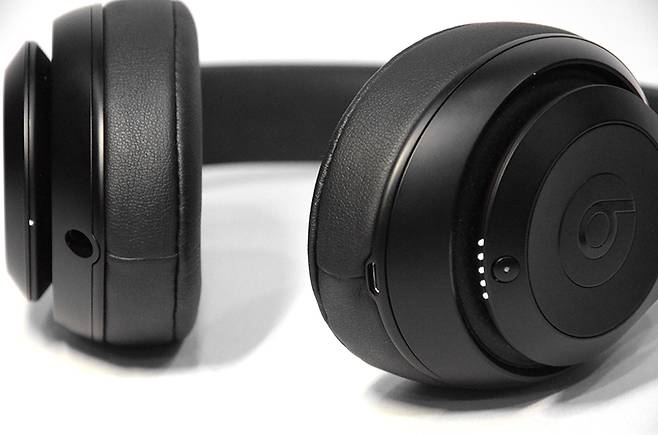 배터리 잔량과 노이즈 캔슬링 작동 상태는 LED로 보여준다.