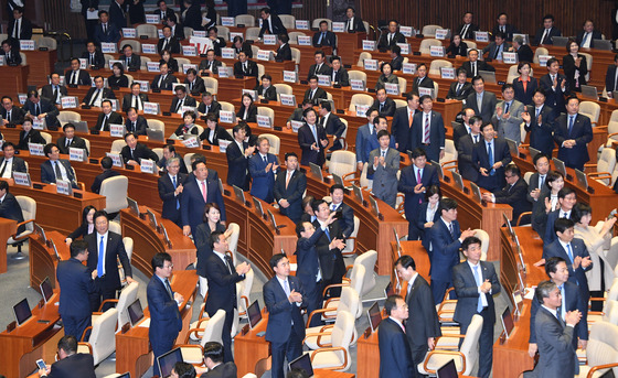 문재인 대통령이 1일 오전 국회 본회의장에서 2018년도 예산안 시정연설을 마친 뒤 회의장을 나갈 때 여당 의원들이 박수를 치고 있다. [연합뉴스]