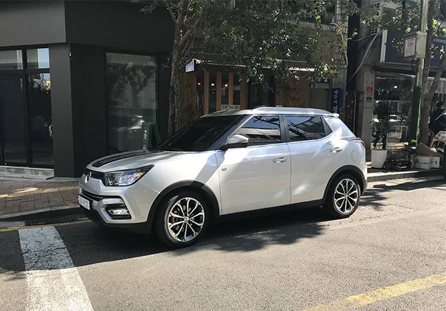 티볼리는 각진 면의 이미지를 채택하며 강인한 인상을 구축했다. 이 덕분에 멀리서 보면 `소형` SUV라는 게 잘 느껴지지 않는다.