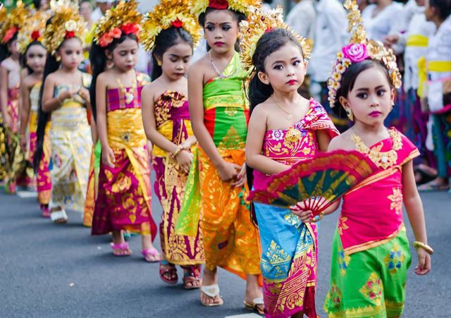 힌두사원으로 가는 어린이 행렬.