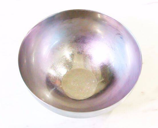 냉장고에 넣어둔 차가운 스테인리스 볼을 사용하면 생크림이 한층 단단하게 올라온다.