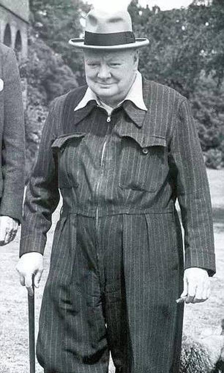 자신의 시그니처 복장 중 하나인 세로 줄무늬 회색 사이렌 수트를 입고 있는 처칠./출처=영국국립문서기록관리청