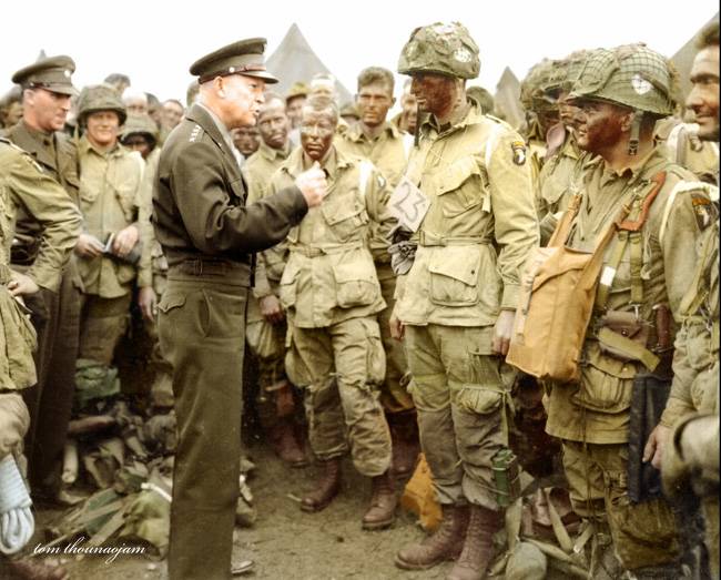 제2차 세계대전 당시 유럽총사령관 아이젠하워 장군과 공정부대원들. 점프 수트를 입고 있다./출처=미 국립문서기록관리청