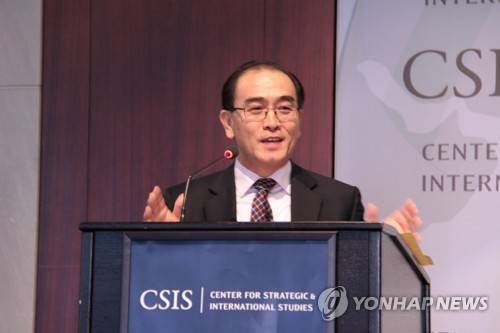 (워싱턴=연합뉴스) 강영두 특파원 = 지난해 한국에 망명한 후 처음 미국을 방문한 태영호 전 영국 주재 북한 공사는 "평화적인 방법으로 한반도의 항구적인 평화를 이뤄야 한다"고 말했다.      태 전 공사는 지난달 31일(현지시간) 워싱턴DC 전략국제문제연구소(CSIS)에서 '내부자가 본 북한'을 주제로 한 강연에서 "북한은 변화의 대상이지 파고의 대상이 아니다"면서 이같이 말했다.    사진은 태 전 공사가 강연하는 모습. 2017.11.1   k0279@yna.co.kr