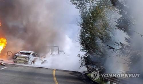 (창원=연합뉴스) 2일 오후 1시 20분께 경남 창원-김해간 장유방향 창원터널 앞에서 엔진오일을 드럼통에 싣고 이송하던 5t 화물차가 폭발해 다른 차량에서 불이 나는 상황. 2017.11.2 [독자제공=연합뉴스]