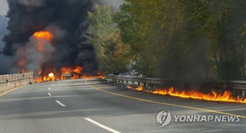 (창원=연합뉴스) 2일 오후 1시 20분께 경남 창원-김해간 장유방향 창원터널 앞에서 엔진오일을 드럼통에 싣고 이송하던 5t 화물차가 폭발해 다른 차량에서 불이 나는 상황.   [독자제공=연합뉴스]     choi21@yna.co.kr