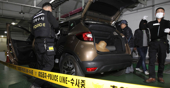 지난 10월 31일 대구시 북구 산격동 패션디자인개발지원센터 지하주차장에 주차된 차량에서 한국패션산업연구원 직원이 스스로 목숨을 끊은 일이 발생했다. 경찰은 밀폐된 차량 내부에 불씨가 남은 착화탄이 발견됨에 따라 스스로 목숨을 끊은 것으로 보고 원인을 조사중이다. 현장을 통제한 감식반이 차량 주변에서 감식작업을 벌이고 있다. 사진 프리랜서 공정식