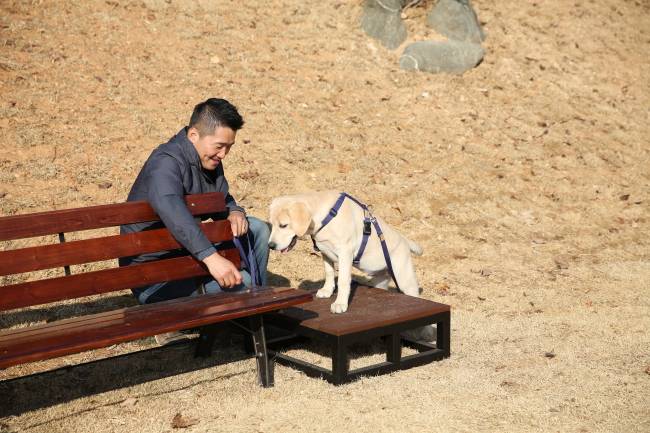 Kang with a dog (Bodeum Training Center)