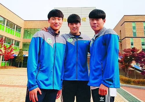 지난 1일 자동차 사고로 물에 빠진 시민을 구조한 강원체고 김지수·성준용·최태준 학생(왼쪽부터). 강원체고 제공