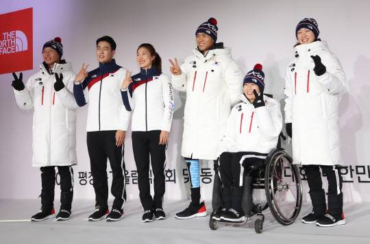 쇼트트랙스피드스케이팅의 최민정(오른쪽) 등 국가대표들이 지난달 31일 태릉선수촌에서 2018 평창동계올림픽·패럴림픽 단복을 공개하고 있다.   연합뉴스