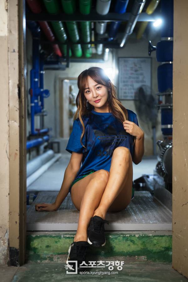 머슬마니아 그랑프리에 빛나는 김시아가 최근 서울 중구 정동 경향신문사에서 ‘스포츠경향’과 만나 포즈를 취하고 있다. 이선명 기자 57km@kyunghyang.com