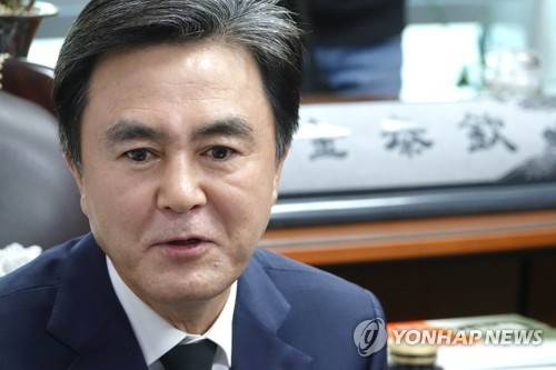 (서울=연합뉴스) 백승렬 기자 = 자유한국당 김태흠 최고위원이 3일 국회 의원실에서 기자회견을 열고 "최고위원회의에서 홍준표 대표와 격론 벌였고 홍 대표의 숙고·결정 답변에 숙고는 받아들일 수 있지만, 독단결정 못 받아들인다 했고 독단결정은 무효라는 입장을 전달했다"고 주장하고 있다.     srbaek@yna.co.kr