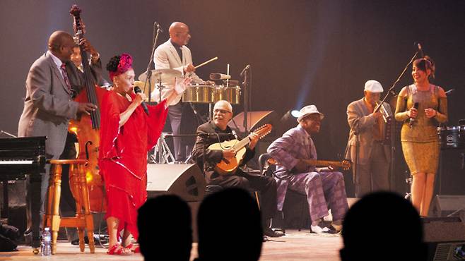 ‘부에나 비스타 소셜 클럽’의 여성 보컬리스트 오마라 포르투온도(왼쪽). /글뫼