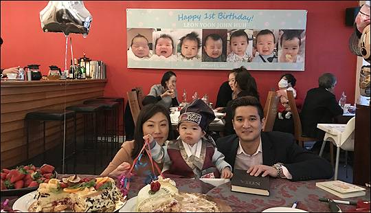 허훈 씨는 아들 윤이(사진 가운데)의 돌잔치를 스톡홀름의 한 한식당에서 치렀다. (사진 = 허훈 제공)