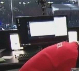 패배 메시지를 가린 채 우는 페이커 이상혁. [사진 온라인 커뮤니티]