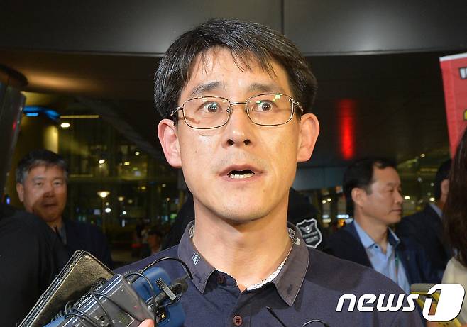 물난리 속 외유성 유럽연수를 떠난 김학철 충북도 의원이 22일 저녁 인천국제공항을 통해 귀국하고 있다. 김 의원은 지난 19일 한 언론사와의 인터뷰에서 국민들을 향해 “레밍(들쥐의 일종) 같다”고 막말해 공분을 샀다. 김 의원은 이날 함께 귀국한 박한범 의원과 밤 11시 30분에 충북도의회에서 기자회견을 열고 대도민 사과를 열 예정이다. 2017.7.22/뉴스1 © News1 구윤성 기자