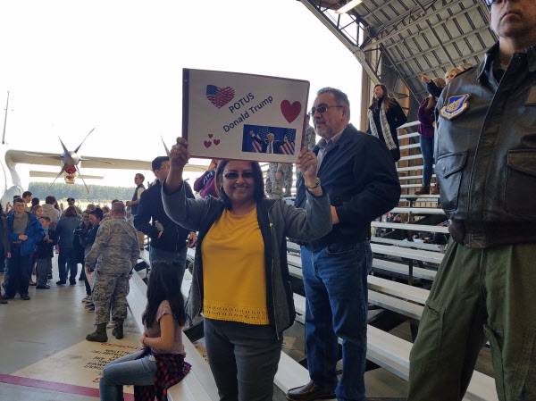 5일 일본 도쿄 인근 요코타 공군기지 격납고에서 한 여성이 트럼프 지지 피켓을 들고 서 있다. /조의준 특파원