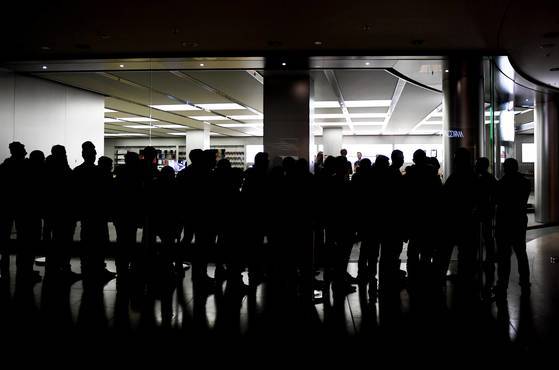 독일 드레스덴의 애플 매장앞에서도 3일 아이폰X를 구입하려는 시민들이 길게 줄지어 차례를 기다리고 있다. [epa=연합뉴스]