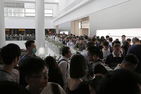 홍콩의 애플 매장 앞이 아이폰 X를 구입하려는 사람들로 북새통을 이루고 있다. [AP=연합뉴스]