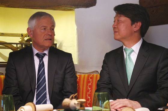 안철수 국민의당 대표가 5일(한국시각) 프랑크푸르트에서 독일 헤센 평화갈등연구소의 한스 요하임 슈미트 박사와 북핵 문제에 대해 논의하고 있다. [연합뉴스]