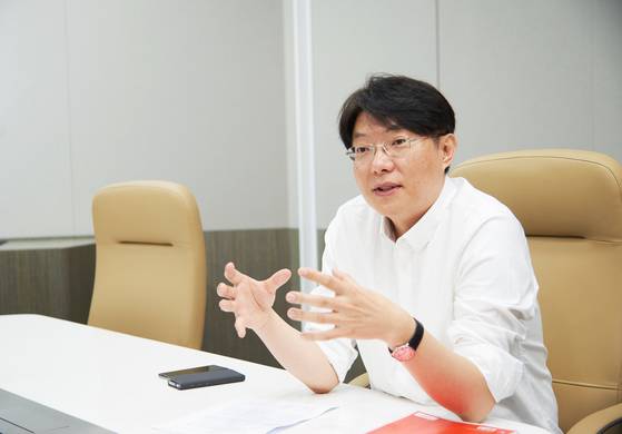 삼성SDS의 기업용 대화 AI '브리티'를 개발하고 있는 이치훈 AI연구팀장(상무). [사진 삼성SDS]