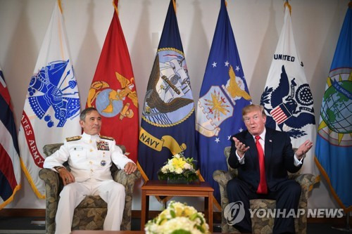 지난 3일(현지시간) 미국 하와이에 있는 태평양사령부를 방문한 도널드 트럼프 대통령(오른쪽)과 해리 해리스 미 태평양사령부 사령관의 모습. [AFP=연합뉴스]