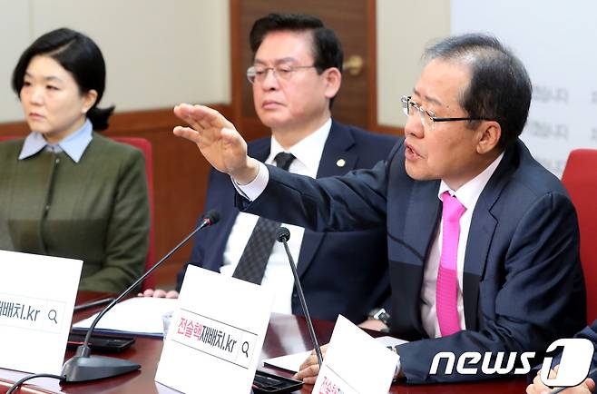 홍준표 자유한국당 대표가 6일 오전 서울 여의도 당사에서 열린 최고위원회의에서 정우택 원내대표의 발언에 반발하는 강효상 대변인에게 발언을 멈출 것을 요구하고 있다. 정 원내대표는 이날 최고위 공개발언을 통해 박근혜 전 대통령 제명에 대해 홍준표 대표의 처리 방식에 유감을 표명과 함께 강 대변인이 백브리핑을 똑바로 해야 한다고 말했다. 2017.11.6/뉴스1 © News1 박정호 기자