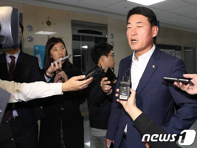 황영철 바른정당 의원이 서울 여의도 국회 의원회관 김무성 의원실 앞에서 통합파 비공개 회동에 참석하며 취재진의 질문에 답하고 있다. /뉴스1 © News1