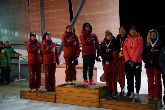5일 캐나다 휘슬러에서 열린 북아메리카컵 봅슬레이 1차 대회에서 여자부 우승을 차지한 김유란-김민성(가운데) 조와 2위에 오른 이선혜-신미란 조(왼쪽). [사진 대한봅슬레이스켈레톤경기연맹]