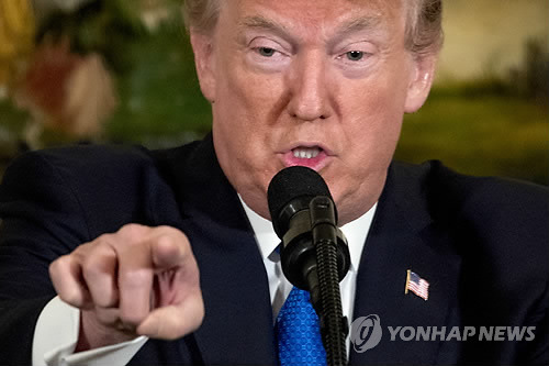 (도쿄 AP=연합뉴스) 도널드 트럼프 미국 대통령이 6일(현지시간) 일본 도쿄의 주일 미대사관에서 열린 미·일 기업 경영자 대상 간담회에 참석, 연설하고 있다. 트럼프 대통령은 이 자리에서 "미·일 무역은 공정하지도 개방되지도 않았다"면서 "미국은 오랜 기간에 걸쳐 일본에 의한 무역 적자로 고생을 해왔다"고 지적했다.       ymarshal@yna.co.kr
