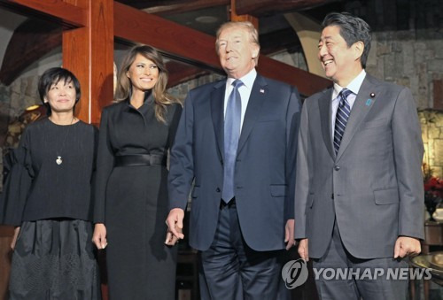 (도쿄 교도=연합뉴스) 도널드 트럼프 미국 대통령과 아베 신조(安倍晋三) 일본 총리 부부가 5일 저녁 도쿄(東京)의 한 음식점에서 만찬을 앞두고 자리를 함께했다. 2017.11.5      jsk@yna.co.kr