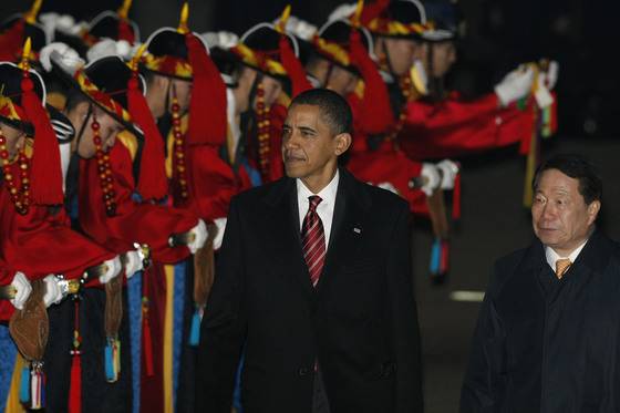 2009년 당시 버락 오바마 ( Barack Obama ) 미국 대통령이 한미정상회담을 앞두고 오산 미군 공군기지에 도착 하고 있다. [중앙포토]