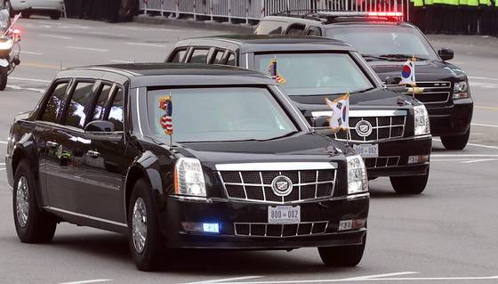 7일 방한한 트럼프 미 대통령이 탄 차량행렬이 세종로를 지나고 있다. 강정현 기자