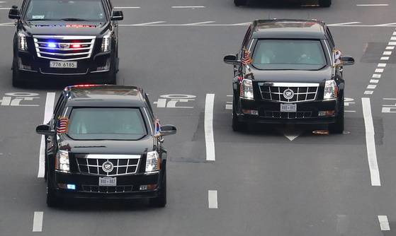 '800 002' 번호판을 나란히 단 '캐딜락 원' 두 대가 나란히 서울 세종로를 지나고 있다.[연합뉴스]