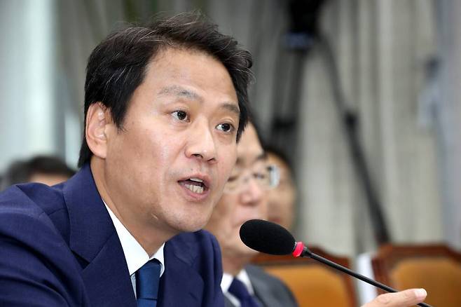 지난 6일 오후 서울 여의도 국회 운영위원회 회의실에서 열린 2017 국정감사에 참석한 임종석 청와대 대통령 비서실장이 의원 질의에 답변하고 있다./사진=뉴시스