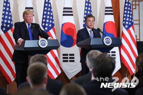 【서울=뉴시스】전신 기자 = 문재인 대통령과 도널드 트럼프 미 대통령이 7일 청와대 본관 충무실에서 공동기자회견을 하고 있다. 2017.11.07.      photo1006@newsis.com    <저작권자ⓒ 공감언론 뉴시스통신사. 무단전재-재배포 금지.>