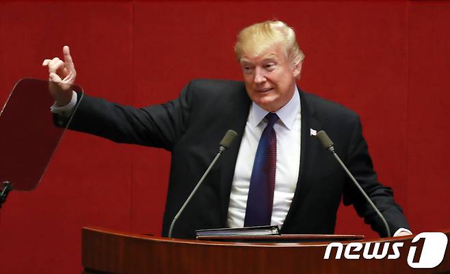 방한중인 도널드 트럼프 美 대통령이 8일 오전 서울 여의도 국회 본회의장에서 연설을 하고 있다..2017.11.8/뉴스1 © News1 이동원 기자