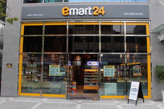 야간에만 무인으로 운영되는 이마트24 성수 백영점. /사진제공=이마트24